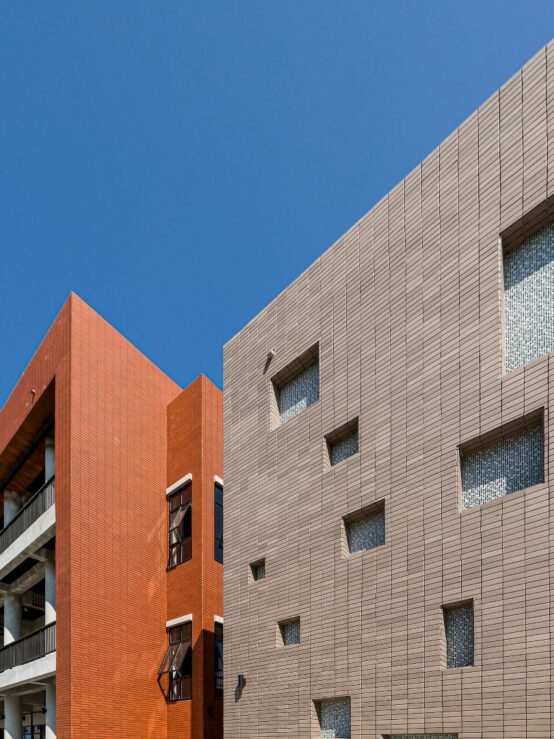 kenzai-extruded-tile-suphanburi-college-of-fine-arts-554x739